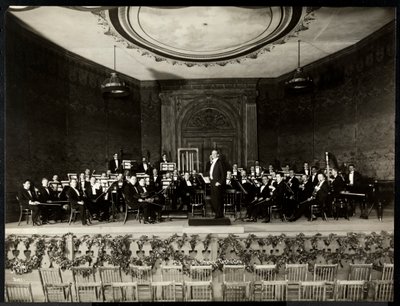 Volledig orkest op het podium, New York, 1911 door Byron Company